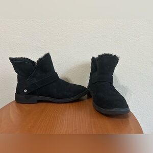 UGG Romely Short Buckle Women’s Size 7.5 Black Suede Ankle Boot Fur Wool Plush